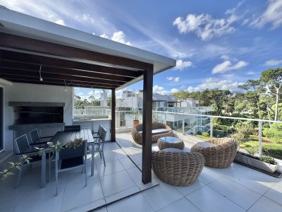 PENT-HOUSE EN VENTA DE 3 DORMITORIOS Y PARRILLERO PROPIO