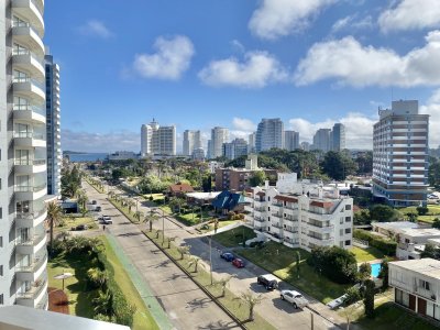 VENTA DE APARTAMENTO DE 2 DORMITORIOS Y DEPENDENCIA EN BRAVA PUNTA DEL ESTE 