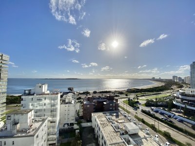 VENTA APARTAMENTO 2 DORMITORIOS + DEPENDENCIA PLAYA MANSA