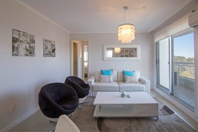 VENTA DE APARTAMENTO DE 2 DORMITORIOS EN EDIFICIO OCEAN DRIVE PUNTA DEL ESTE