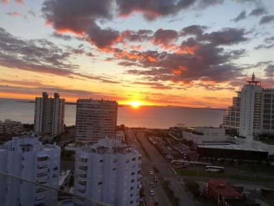 VENTA DE APARTAMENTO DE 2 DORMITORIOS EN EDIFICIO ARTOWER PUNTA DEL ESTE 