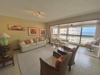 VENTA DE APARTAMENTO DE 3 DORMITORIOS EN BRAVA PUNTA DEL ESTE 