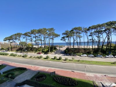 VENTA DE APARTAMENTO DE 2 DORMITORIOS Y SERVICIO FRENTE AL MAR EN MANSA PUNTA DEL ESTE 