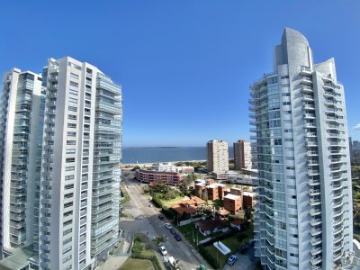 VENTA DE APARTAMENTO DE 2 DORMITORIOS EN MANSA EN EDIFICIO MIAMI BOULEVARD II PUNTA DEL ESTE 