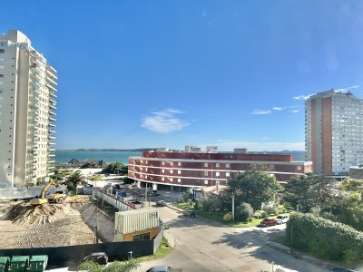 Venta de apartamento de 2 dormitorios en torre con servicios 