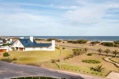 VENTA DE APARTAMENTO DE 3 DORMITORIOS EN BRAVA PUNTA DEL ESTE