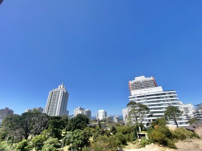 VENTA DE APARTAMENTO DE 2 DORMITORIOS EN BRAVA PUNTA DEL ESTE 