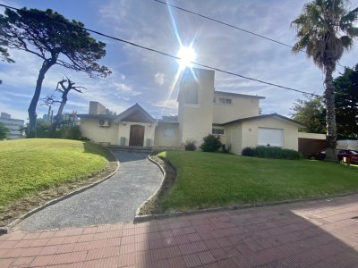 CASA EN VENTA 5 DORMITORIOS A METROS DE LA PLAYA 