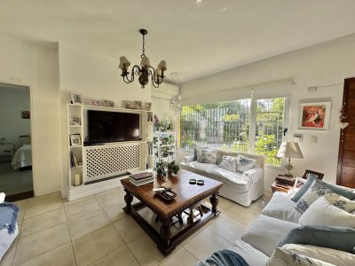 CASA DE 4 DORMITORIOS CON PISCINA Y PARRILLERO - RINCON DEL INDIO