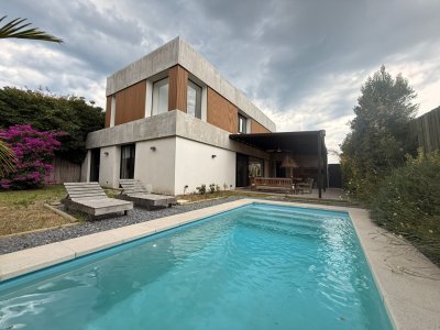 CASA EN VENTA 4 DORMITORIOS - MANANTIALES