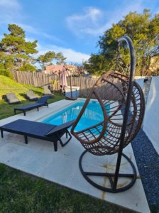 CASA EN VENTA DE 2 DORMITORIOS, PISCINA CLIMATIZADA Y PARRILLERO EN LAUSANA