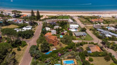 VENTA DE CASA DE 5 DORMITORIOS EN SOLANAS PUNTA BALLENA 