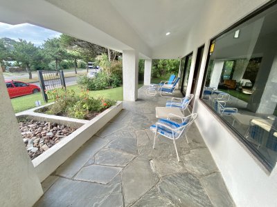 CASA DE 4 DORMITORIOS EN ALQUILER ANUAL