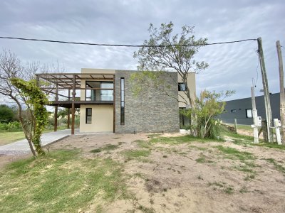 CASA EN ALQUILER ANUAL 2 DORMITORIOS 2 BAÑOS 1 EN SUITE EN PIEDRAS DEL CHILENO