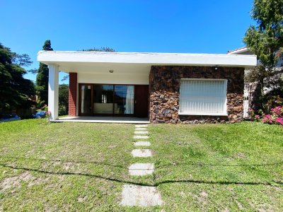 ALQUILER TEMPORARIO DE CASA DE 2 DORMITIORIOS EN MANSA PUNTA DEL ESTE 