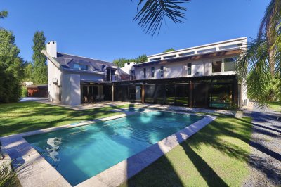 CASA VENTA 7 DORMITORIOS - BARRIO PRIVADO LA RESIDENCE