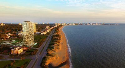 VENTA DE APARTAMENTO DE 2 DORMITORIOS EN VENETIAN TOWER PUNTA DEL ESTE 