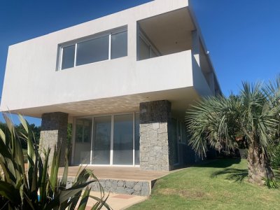 VENTA - EXCEPCIONAL CASA EN PORTEZUELO