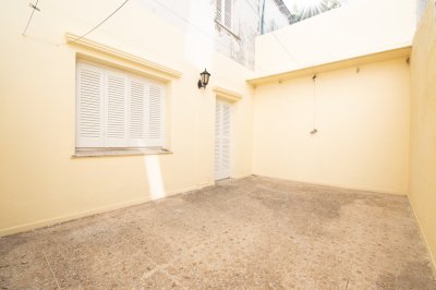 Alquiler apartamento 2 dormitorios con gran patio en el Centro de Montevideo 