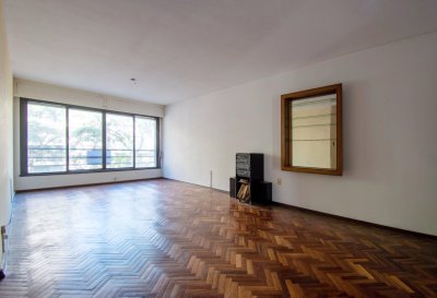Venta apartamento en Pocitos 4 dormitorios, 2 baños y garaje 