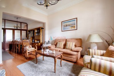 Muy linda casa sobre Bvar. Artigas 
