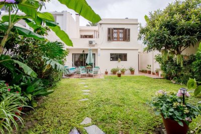 Venta casa 4 dormitorios 2, baños, fondo, barbacoa y garage para 2 autos  