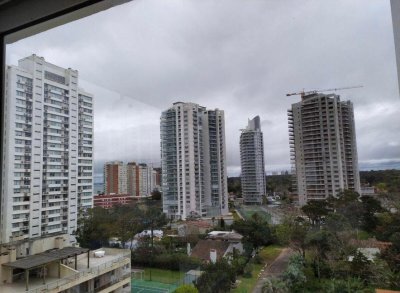 ALQUILER ANUAL de Apartamento de 2 Dormitorios 2 Baños con Parrilleros, Garage, Piscina  y más a 150 metros del Mar