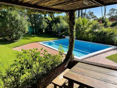 Alquiler de Casa con piscina, 5 dormitorios y 3 baños en Pinares Punta del Este a 200 metros del Mar.
