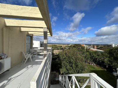 Alquiler de Casa de 3 dormitorios en Balneario Buenos Aires anual Cochera para 4 autos, parrillero techado, jardín. 