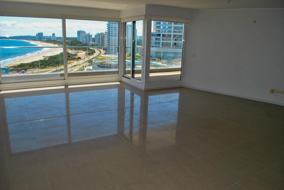 OPORTUNIDAD Apartamento 3 dormitorios en suite, con vista al mar