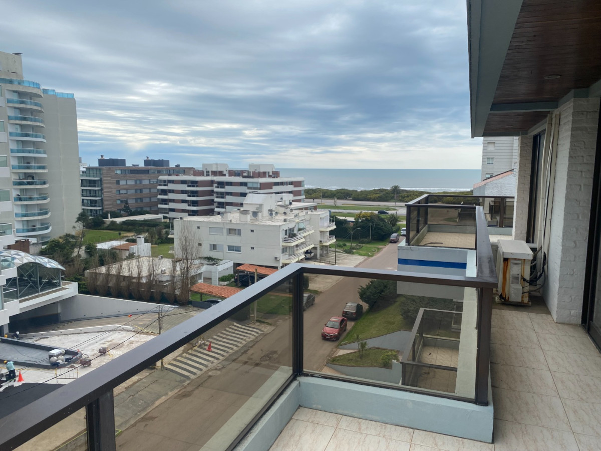 Muy lindo penthouse a solo pasos del mar. REF:8258