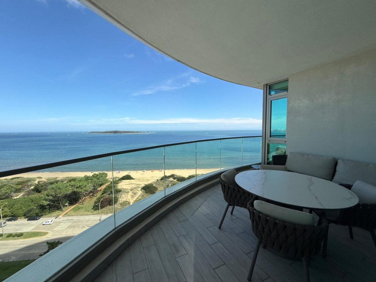 Apartamento de categoría en primera línea sobre Playa Mansa - Punta del Este REF.
