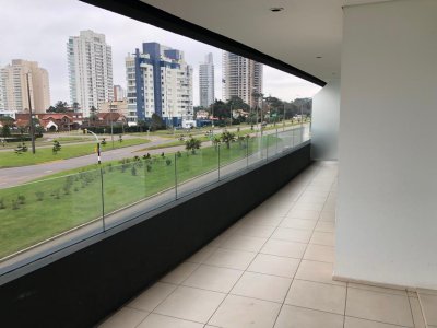 Excelente apartamento enfrente del Hotel Conrad 