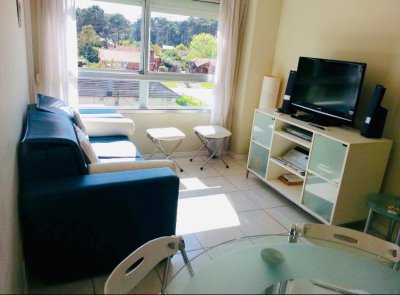 Excelente apartamento en muy buena ubicación en edificio Doce Lunas con todo los servicios.Ref: 5975