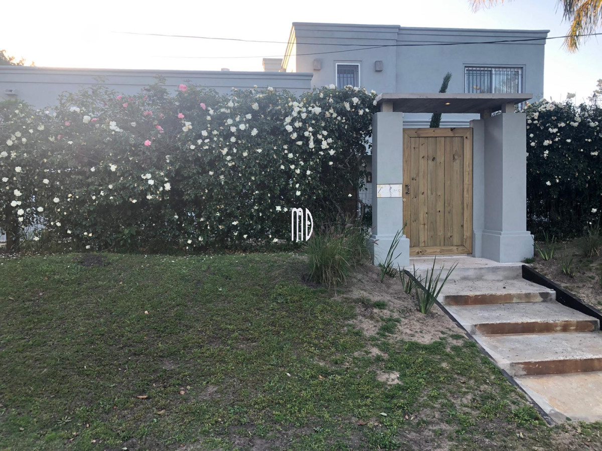 hermosa casa con gran jardín y parrillero  - imd6698c