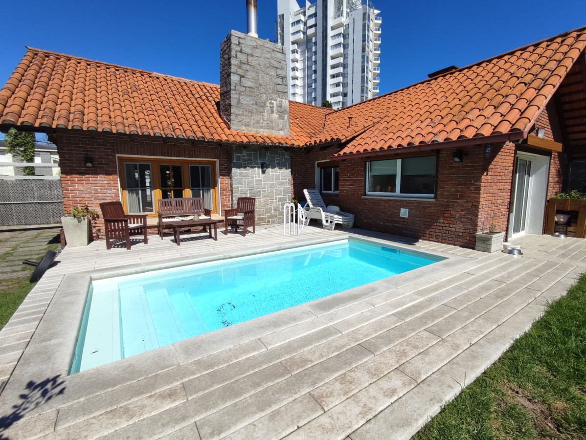 imperdible casa con piscina y parrillero a solo dos cuadras del mar. ref: 5573 - imd5573c