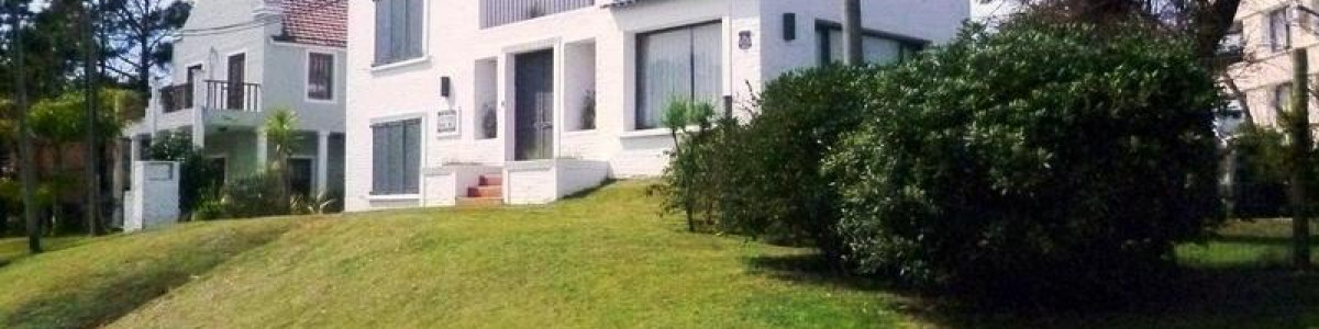 Casa amplia a cuadras de la playa .Ref: 5389