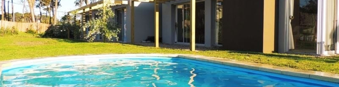 Hermosa casa amplia en la barra, a pocos metros de la costa.Ref : 5267
