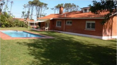 Linda casa en parada 12 de la Brava, amplio jardín con piscina y parrillero