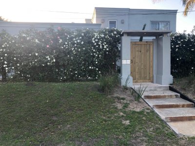 Hermosa casa con gran jardín y parrillero 