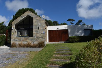 Moderna residencia con piscina climatizada y apartamento independiente. REF(9024)