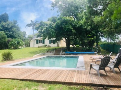 HERMOSA CASA CON GRAN PARQUE CON PISCINA CLIMATIZADA Y PARRILLERO. REF: 7447