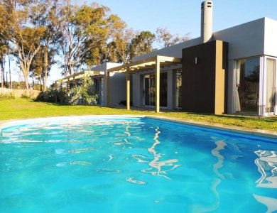 Hermosa casa amplia en la barra, a pocos metros de la costa.Ref : 5267