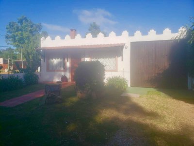 Muy linda casa con parrillero, cerca de todo.Ref 5325