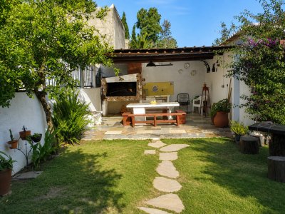 Muy linda casa con parrillero, cerca de todo.Ref 5325