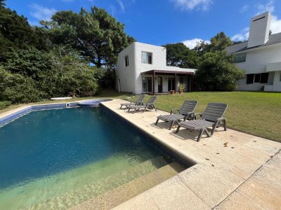 Hermosa Casa en Venta  Espaciosa, Luminosa y con Jardín con Piscina. REF:8191