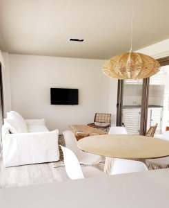 Apartamento en Montoya - La Barra
Ubicado a  50 metros del Mar. 
Pb de 3 Dormitorios 2 Baños 2 Suites , con capacidad para 6 personas , 5 camas 
Cocina : Integrada, Living Comedor 
Equipamiento : WiFi - Cafetera - Aire Acondicionado - T.V. - 


Consulte con nuestros asesores.
