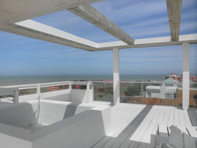 A pasos del mar , comodo apartamento de 3 dormitorios 3 baños , excelente terraza con visual al mar con hidromasaje y parrillero.
Ubicado en el hemoso pueblo de Manantiales
