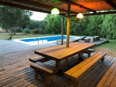 Comoda casa en el Tesoro 
todos los cuartos tienen tv cable y 2 de ellos aire acondicionado. 
Piscina y buen jardin
Balcon