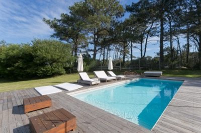Casa con Piscina y Cancha de Futbol